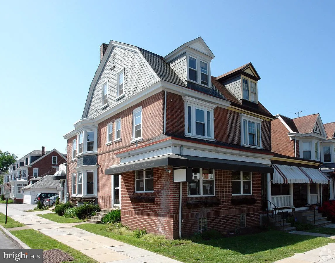 3 bed, 1200 sqft, $1,700 — Photo 1