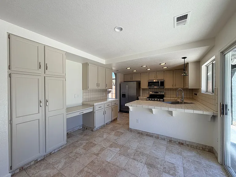 937 Neal St — Photo 12