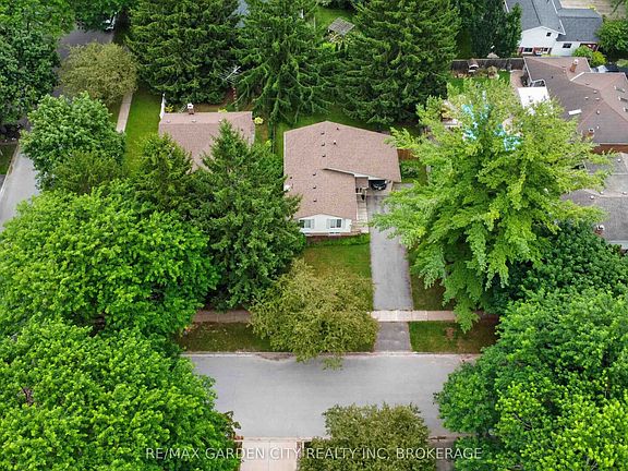 2nd image of 3 Fallingbrook Dr