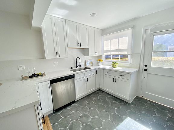 2nd image of 1136 Princeton St #2
