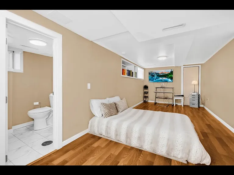 1155 James Ave — Photo 14