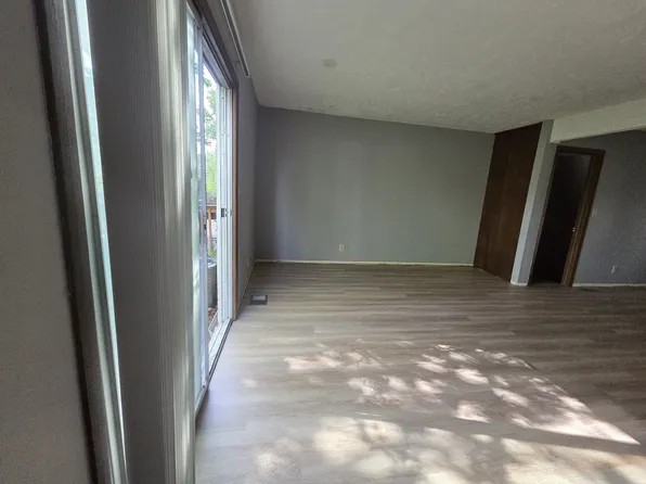 5037 Southwood Cir, Lincoln, NE 68512