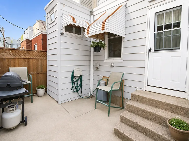 2516 E Oakdale St — Photo 8