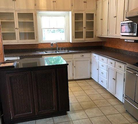 4th image of 1055 W Vanderbilt St