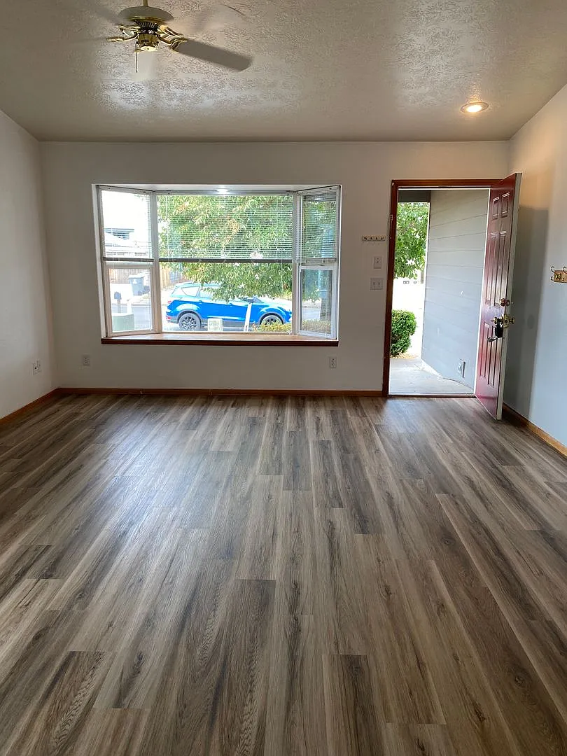 Spacious 3-bedroom/1 bath duplex in Albany! — Photo 4