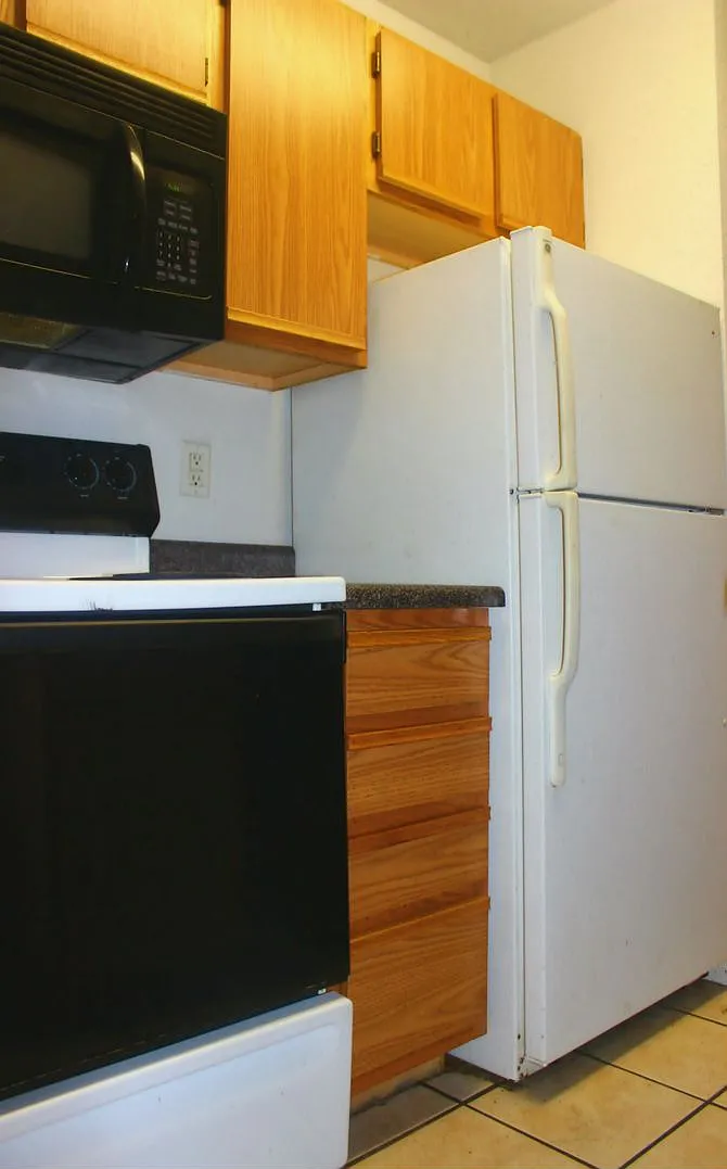 Country Club Apartments — Photo 4
