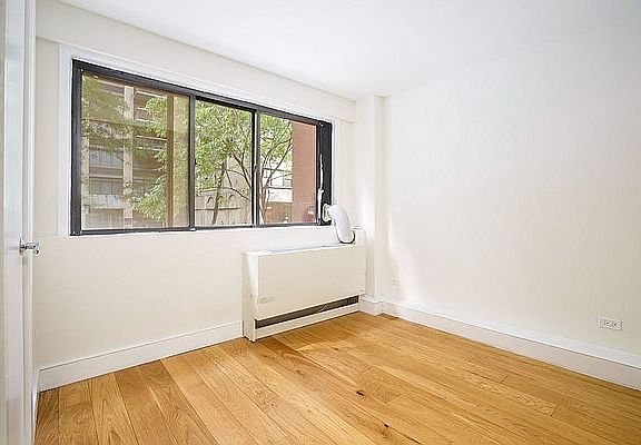 3rd image of 230 E 44th St APT 4L