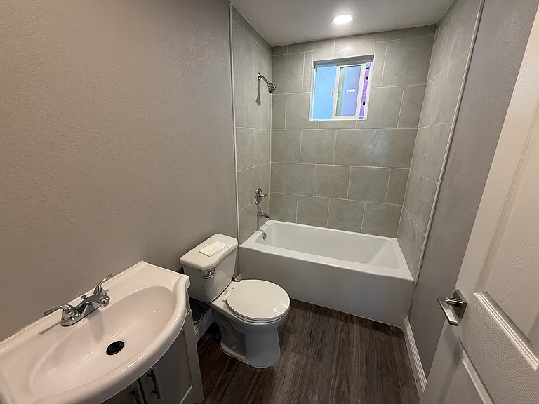 3428 S Budlong Ave — Photo 4