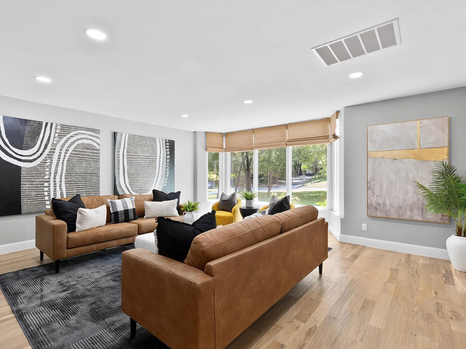6 bed, 5271 sqft, $10,000 — Photo 2