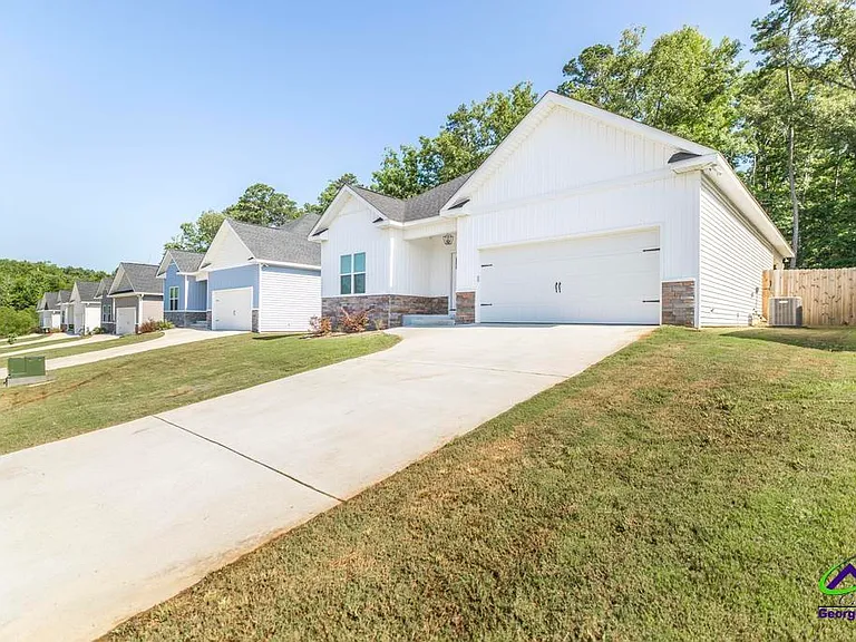 113 Garrett Ln — Photo 2
