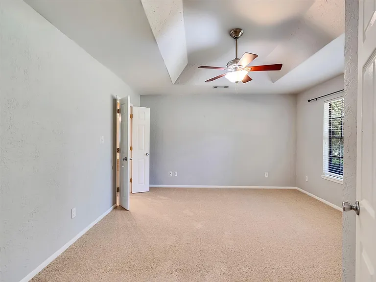 18085 Lake Dr E — Photo 22