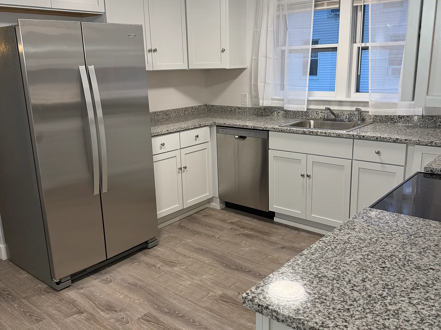2 bed, 1000 sqft, $2,400 — Photo 3
