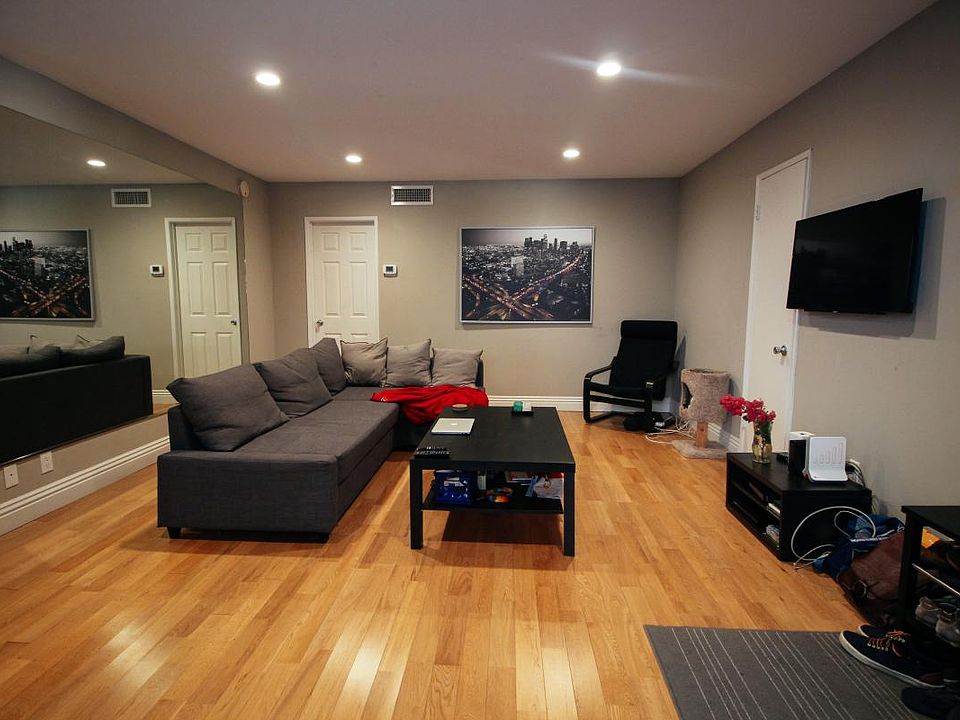 1st image of 5414 Newcastle Ave APT 27