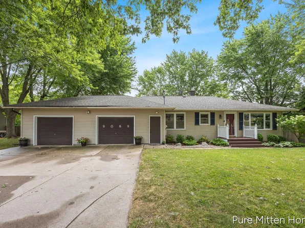 9088 Summit Ave NE, Rockford, MI 49341