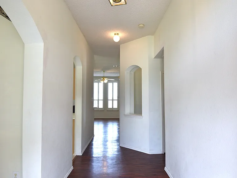 9700 Summer Dr — Photo 2