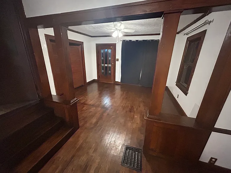 1525 W College Ter — Photo 2