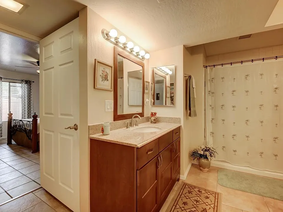 MASTER EN-SUITE