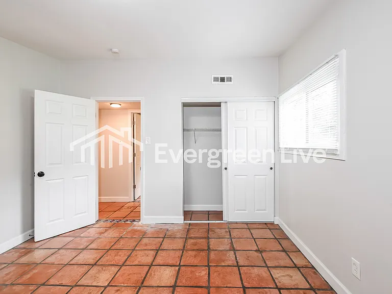 1040 Robinwood Dr — Photo 9