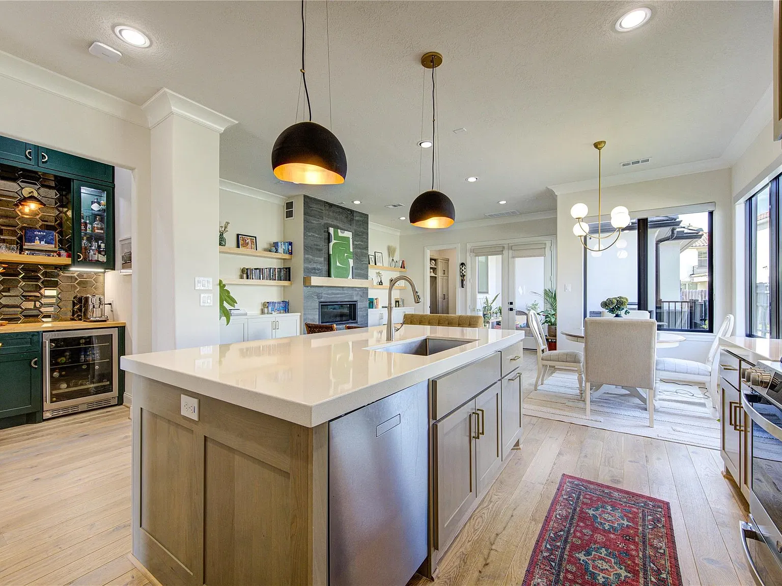 4 bed, 4.0 bath, 2322 sqft, $4,200 — Photo 4