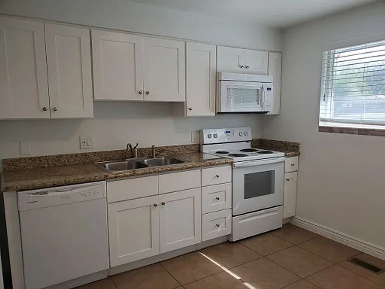 466 E Woodland Ave — Photo 3