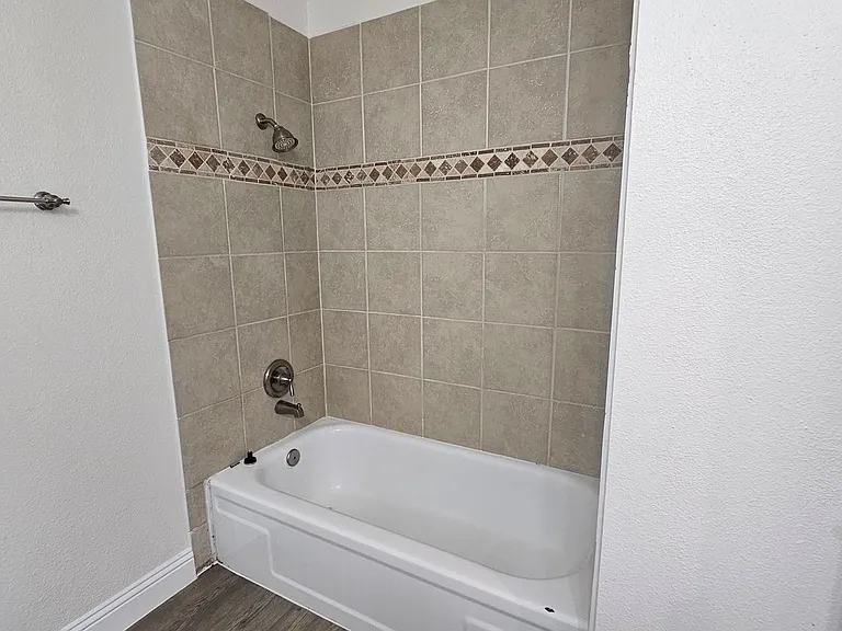 1619 Glenhill Ln — Photo 23
