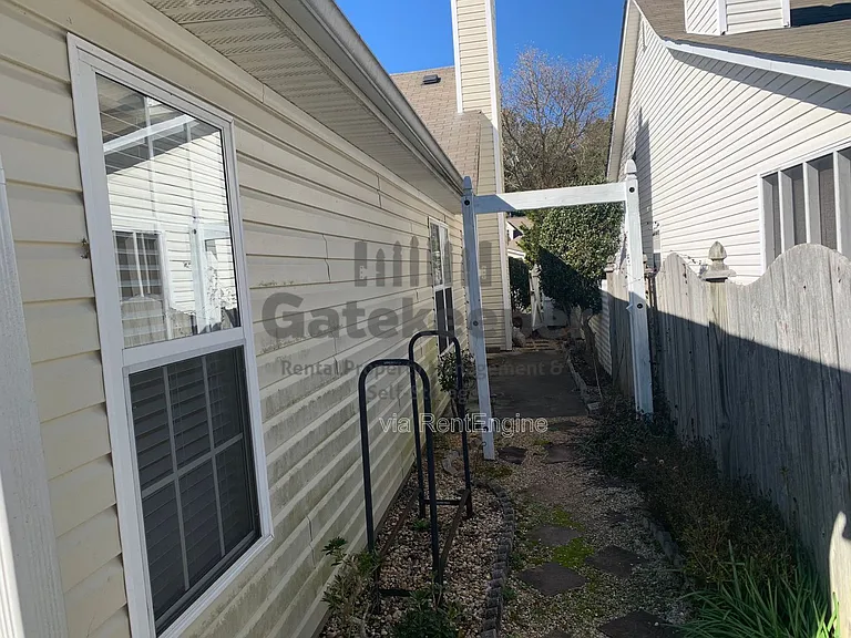 30 Courtyard Ln #30 — Photo 16