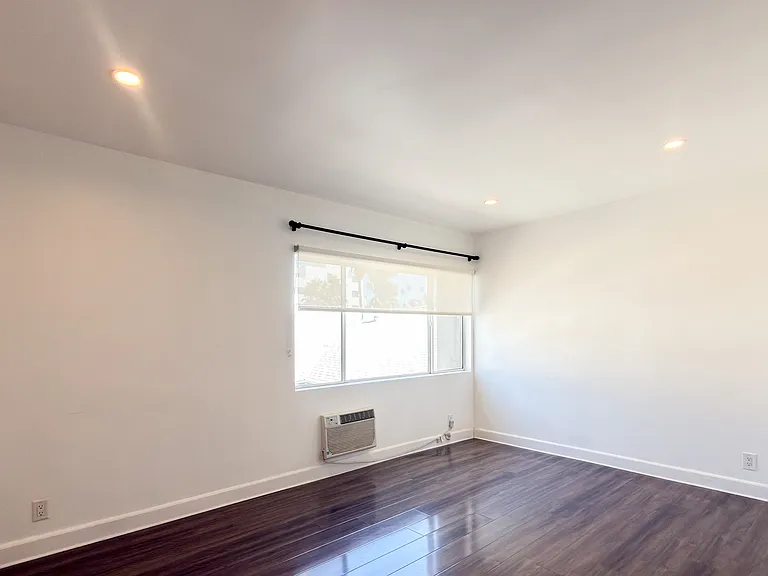 319 N Heliotrope Dr — Photo 2