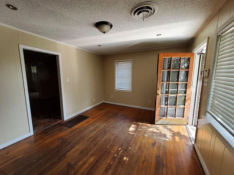 300 Eastview St — Photo 2
