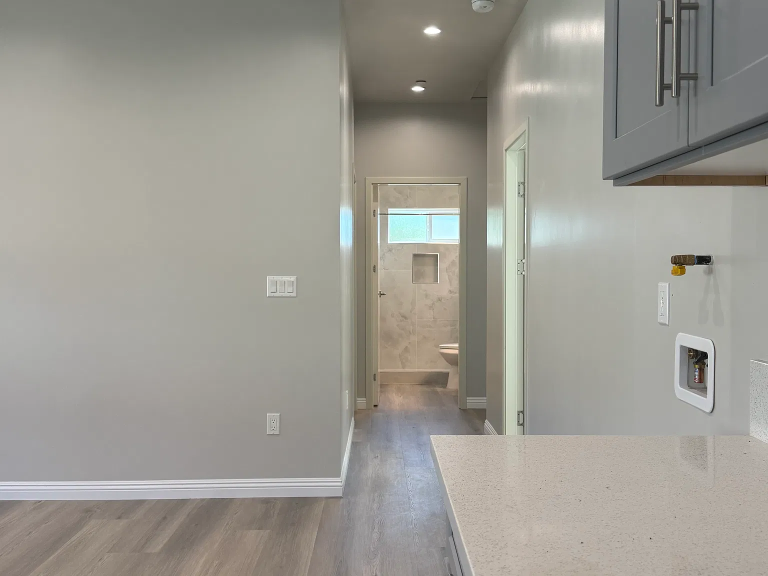 3 bed, 1000 sqft, $3,098 — Photo 2