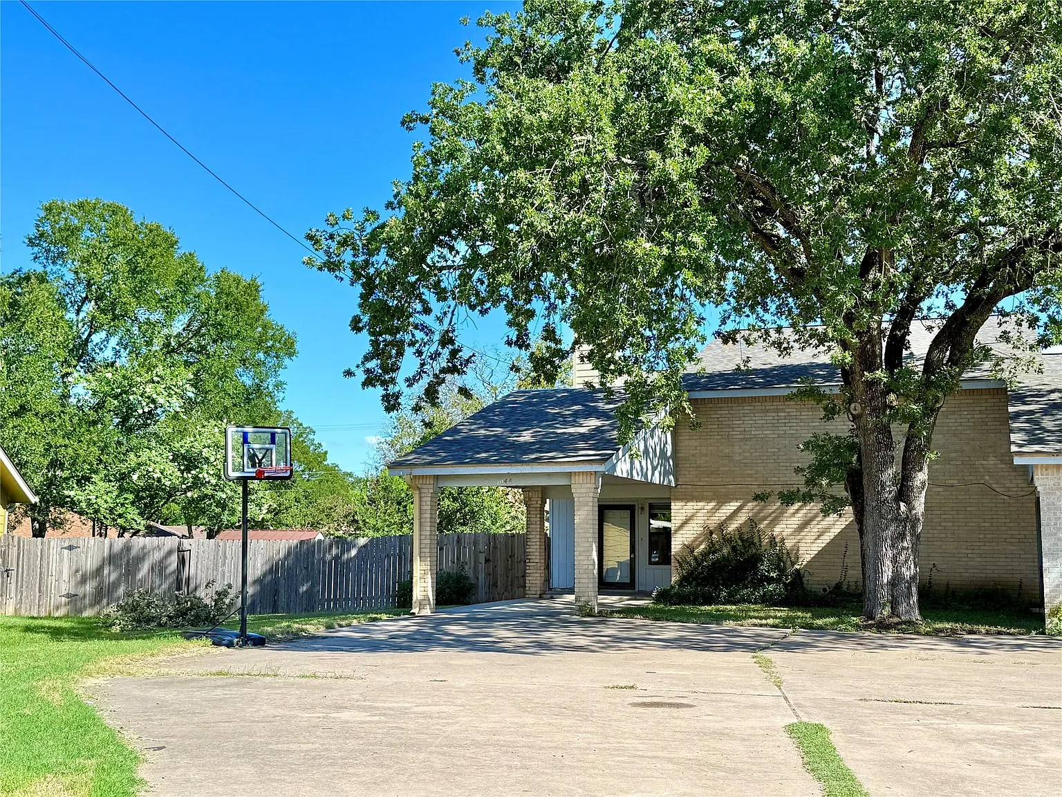 3 bed, 2.0 bath, 1337 sqft, $1,600 — Photo 4