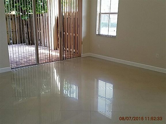 4th image of 10801 NW 84th St