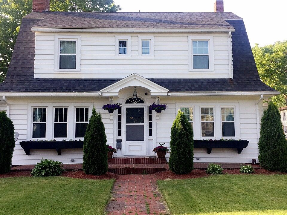 1st image of 224 E Washington St