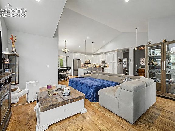 5th image of 395 Dawson Ct