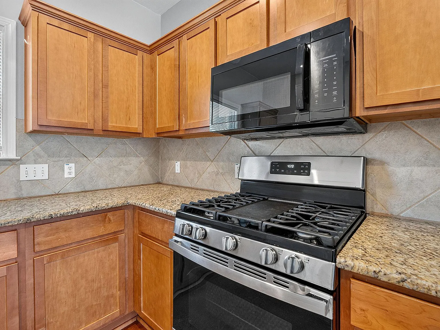 3 bed, 1.5 bath, 925 sqft, $1,750 — Photo 3