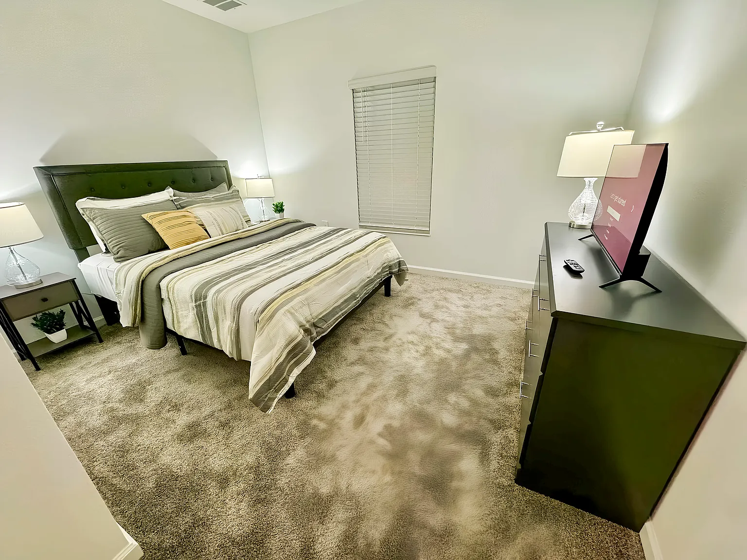 4 bed, 3.0 bath, 2575 sqft, $702 — Photo 1