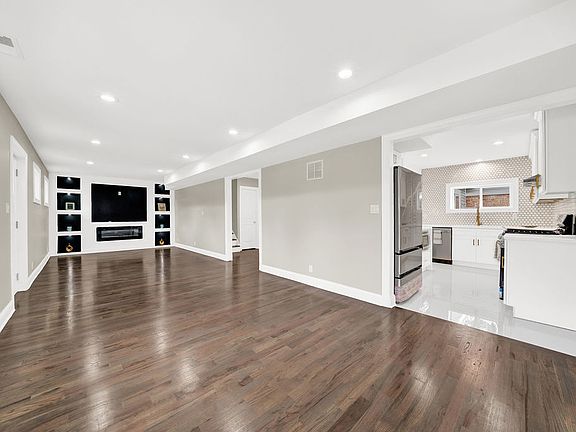 4th image of 1371 Gordon Ave