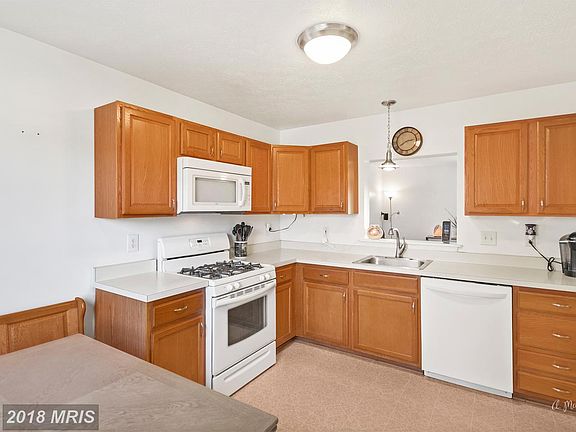 4th image of 11200 Cristins Cir