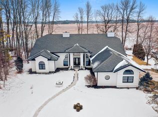 402 Wild Oak Dr, Manitowoc, WI 54220