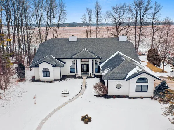 402 Wild Oak DRIVE, Manitowoc, WI 54220