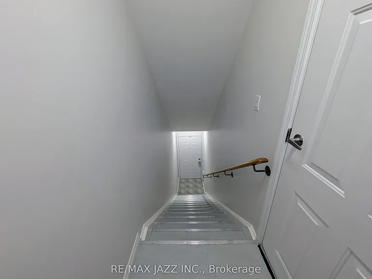 770 King St E #202 — Photo 5
