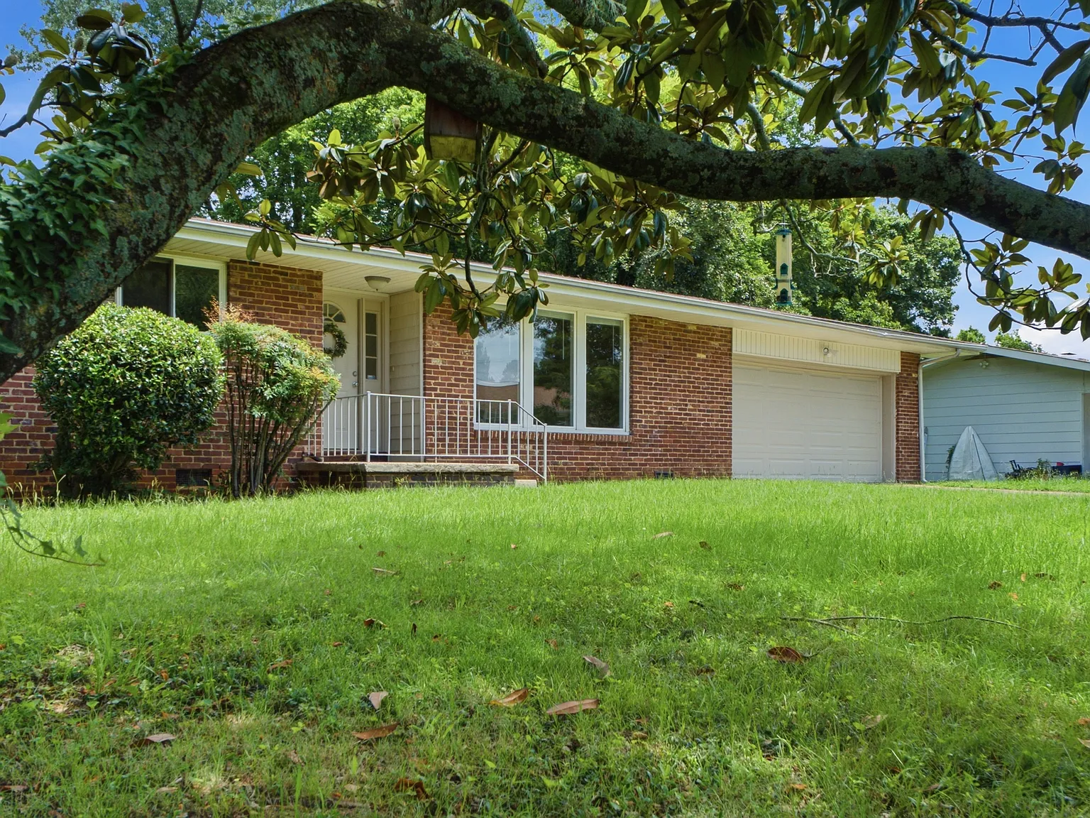 3 bed, 1.5 bath, 1435 sqft, $2,000 — Photo 2