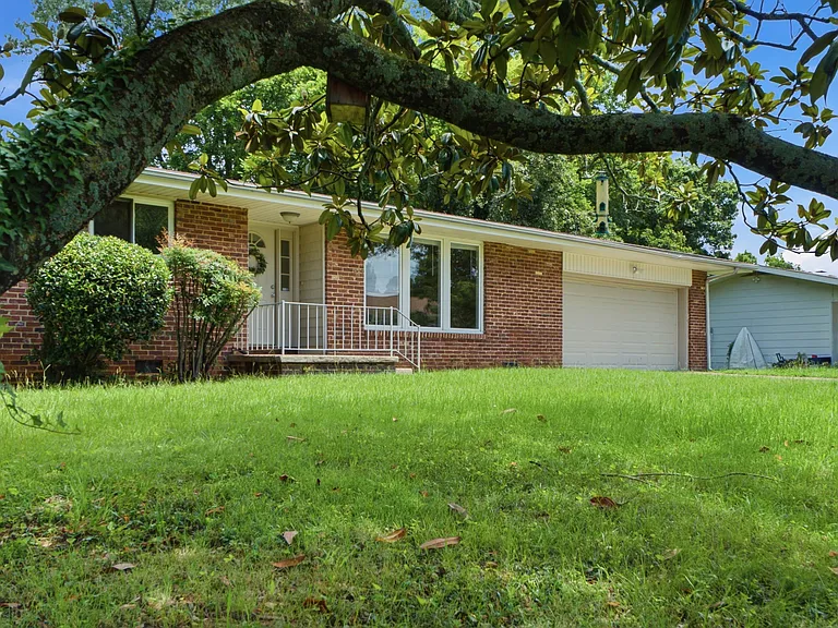 4727 Briarwood Dr — Photo 2