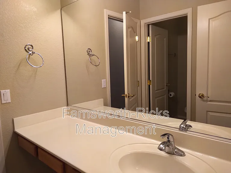 1154 E Locust Dr — Photo 11