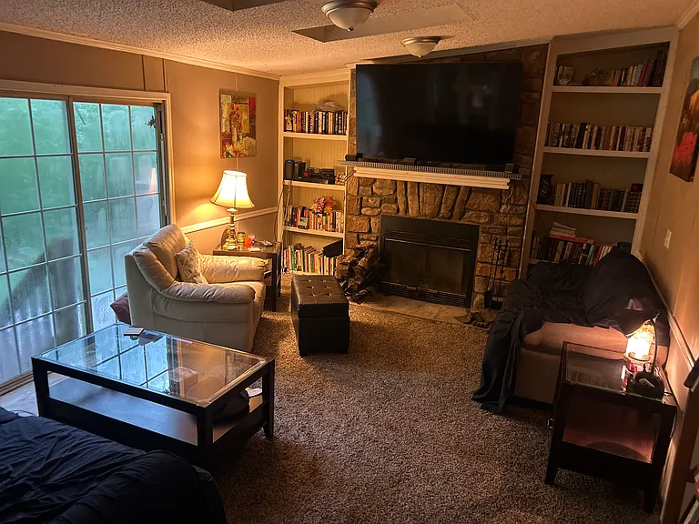 1021 Coral Ln — Photo 4