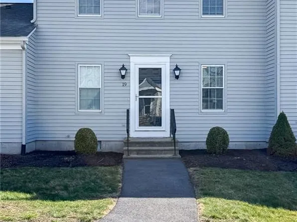 565 Quaker Ln APT 19, West Warwick, RI 02893