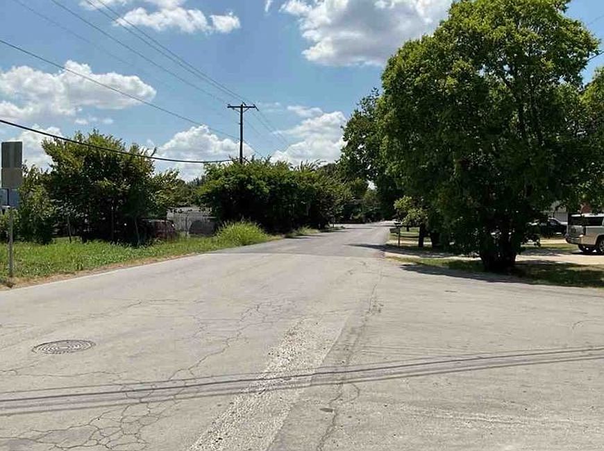 Exterior Neighborhood (street photo)