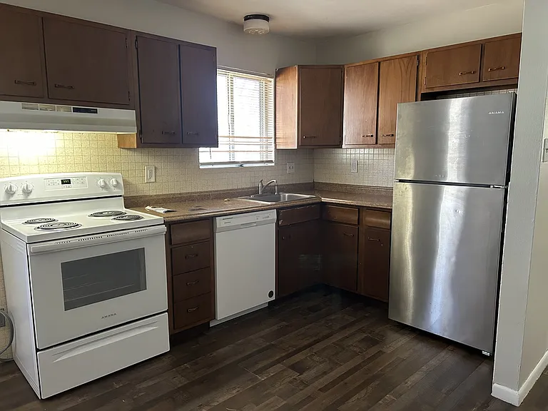 1221 Scott Ave — Photo 7