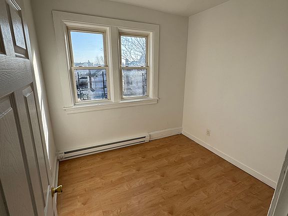 4th image of 924 E 215th St #3
