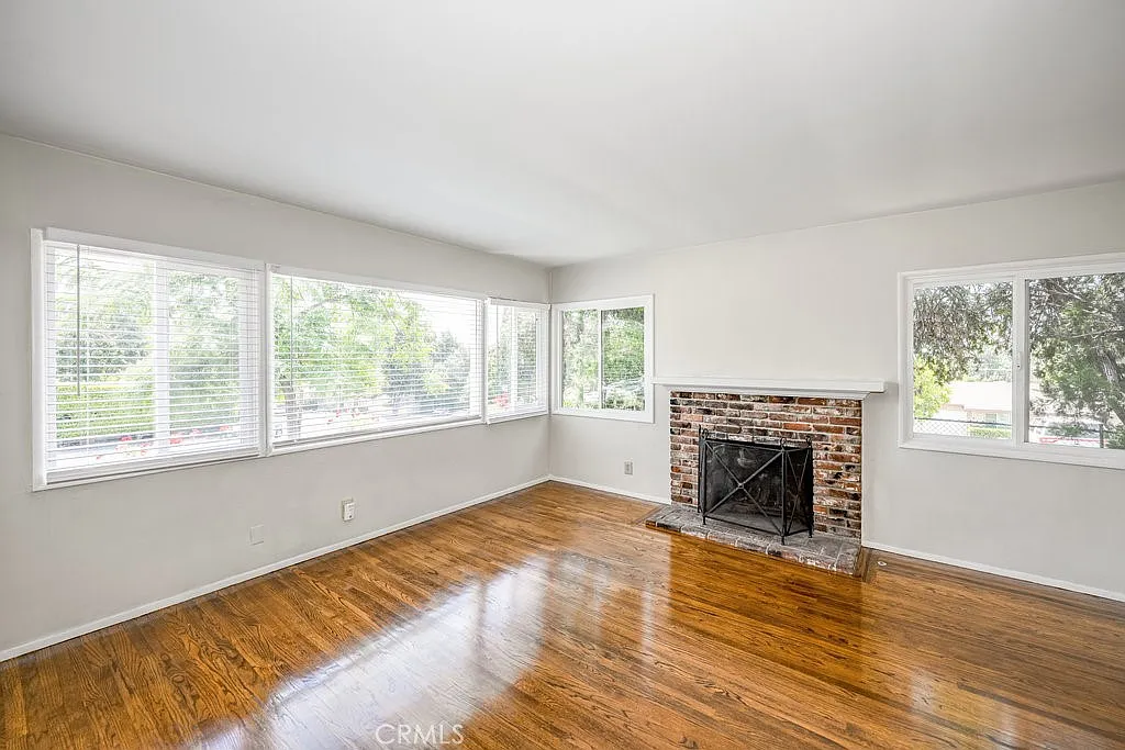 2 bed, 909 sqft, $3,450 — Photo 3