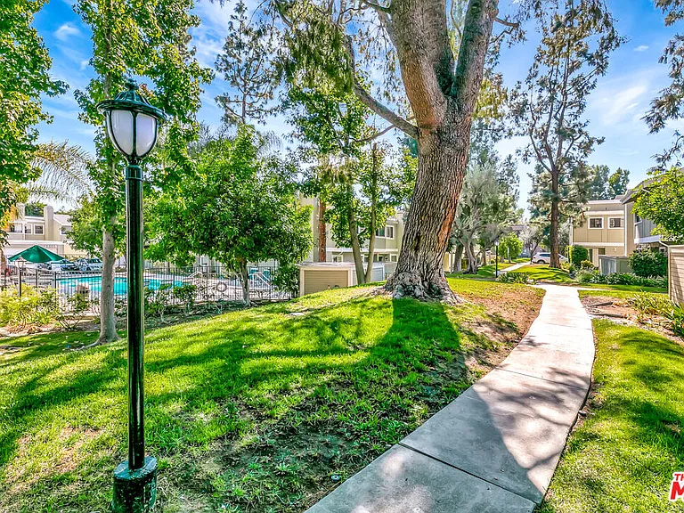 22135 Burbank Blvd #4 — Photo 37